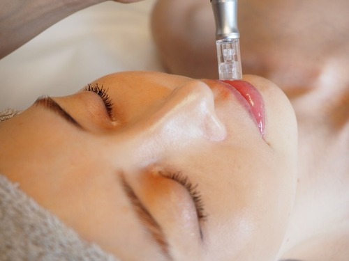 【くすみ・色ムラ改善】天然ハーブピーリング & エステダーマ美容液導入